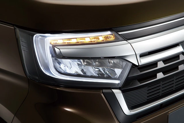 カスタムのフロント。男性人気の高いカスタム。今回の改良でアッパーグリルをメッキ化。さらにナンバーをセンターに移動させている