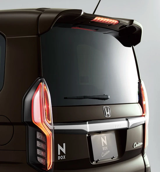 カスタムのリア。リアの下部にはメッキが追加されている。カスタムはリアコンビネーションランプもフルLED化されている