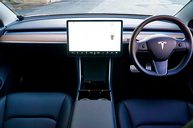 既存のクルマと違い、ダイヤルやボタンはない。シンプルというか何もない