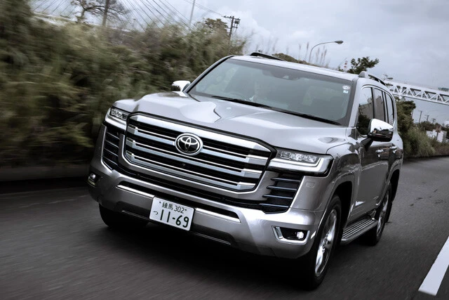 トヨタ「6代目 ランドクルーザー」発売:2021年8月、価格:510万~770万円、リセール:A+、値引き:20万円。鬼のようなゴツ顔が特徴の6代目。公道試乗時の注目度もハンパなかった。残念ながらオンロードのみの試乗だったが、静粛性の高さに驚かされた