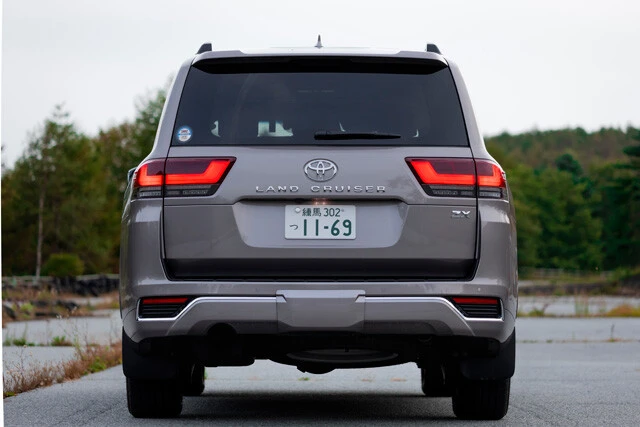 ハンズフリー機能付きパワーテールゲートなどを標準装備する。前後バンパーの下側はオフロード走行を想定した造形になっている