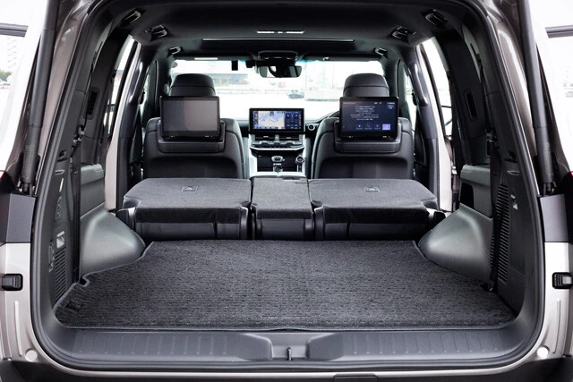 6代目は3列目シートを床下に格納できる。ちなみにオプションではあるが、後席の左右には11.6インチのディスプレーを装着できる