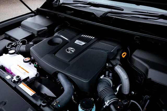 試乗車のガソリンモデルのエンジンは、新開発の3.5Lツインターボを搭載。低回転域からトルクを発生。ATは10速だ