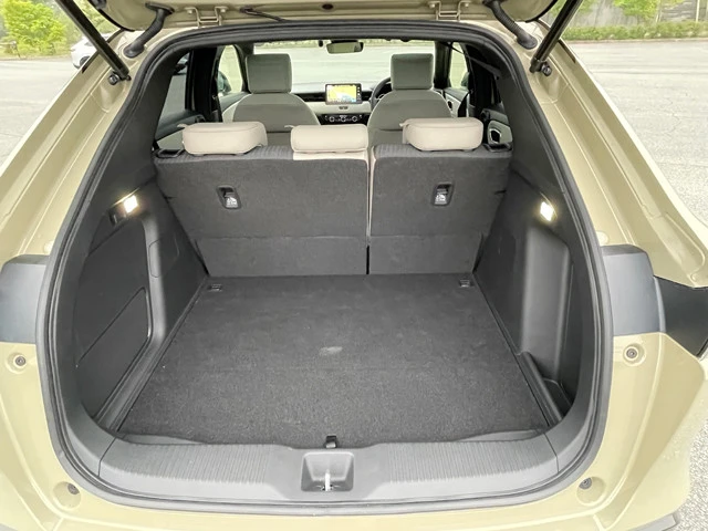 荷室容量は初代より少し減った一方、後席空間のスペースはかなり広くなっている!