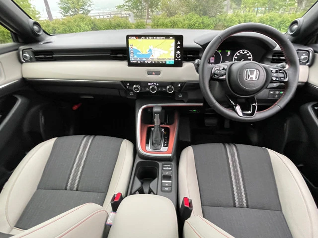 水平基調のダッシュボード。メーターはフル液晶タイプを採用。USBソケットは前後席につく