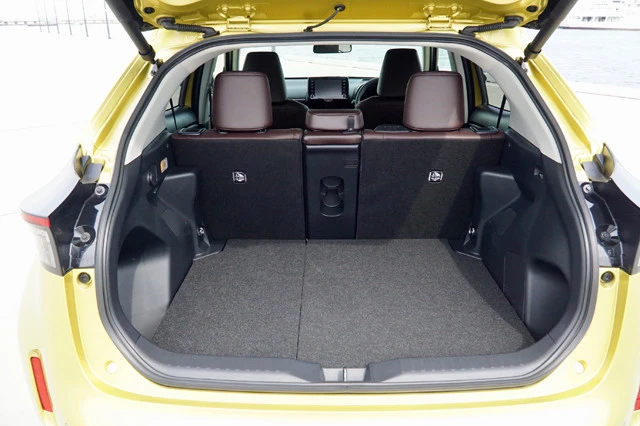 荷室の容量は後席使用時で390L。ちなみにリアゲートはハンズフリーの電動タイプになっている