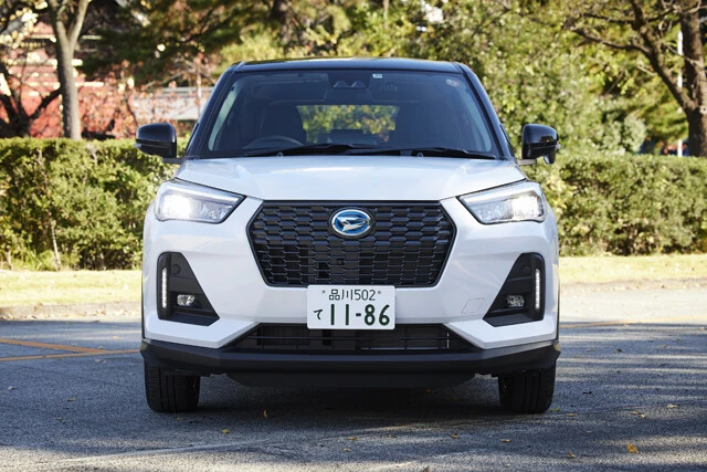 ダイハツ　ロッキー　ＷＬＴＣモード：２８.０～１７.４ｋｍ／リットル　価格：１６６万７０００～２３４万７０００円　発売：２０２１年１１月　値引き：１２万円　リセールバリュー：Ａ　今回試乗したモデルはロッキーに追加された待望のハイブリッドモデル。燃費は最良で２８.０ｋｍ／リットルを誇る