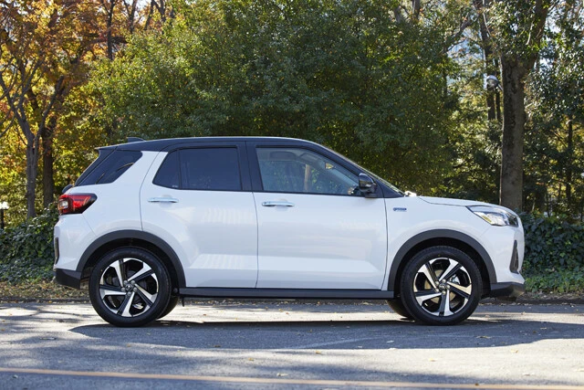 ボディサイズは、全長３９９５mm×全幅１６９５mm×全高１６２０mm。最小回転半径は４.９～５.０ｍ