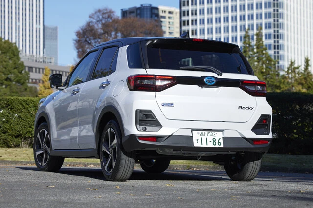 リアの左下には今回の改良で追加された「ｅ－ＳＭＡＲＴ　ＨＹＢＲＩＤ」のエンブレムが輝く