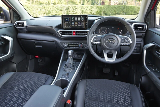 コックピットの各部には赤や銀のアクセントが光る。今回のマイチェンで電動パーキングブレーキが採用された