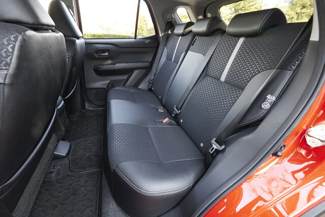 コンパクトＳＵＶながらリアシートは十分な室内空間を確保している。背もたれは角度調整機構付き