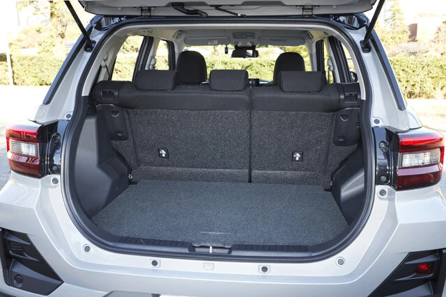 優れた荷室スペースはロッキーの魅力のひとつ。実に３６９リットルものスペースを備える。床下収納も用意