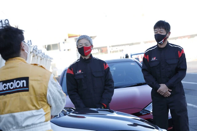 試乗前、試乗後にGRMNヤリスの開発陣とガッツリ意見交換する山本氏(左)。ちなみにGRMNヤリスは夏頃の発売に向け、現在も開発が続いている