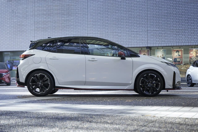 ボディサイズは全長４１２５ｍｍ×全幅１７３５ｍｍ×全高１５０５ｍｍ。ベースのノートオーラより全長が８０ｍｍ長く、全高が２０ｍｍ低くなった