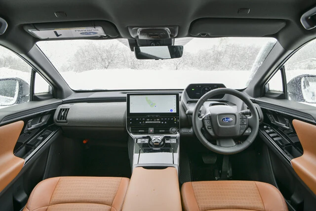 ステアリングには、回生ブレーキの強弱をコントロールできるシフトパドルがついている。この装備はソルテラのみ