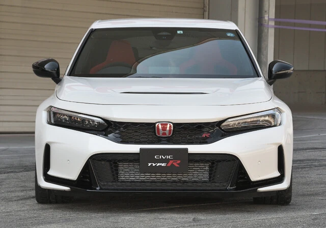 ホンダ シビックタイプR 価格:499万7300円 月販目標は400台。新型は注文が殺到しており、納期は最短でも半年以上。欲しい人は販売店へ即ダッシュが正解