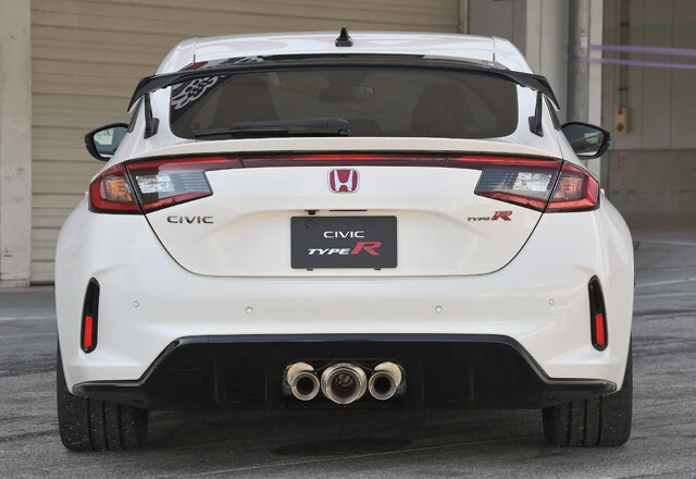 男心を刺激するセンター3本出しマフラー。ちなみに中央が最もデカくなっている