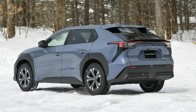 ボディーサイズは全長4690mm×全幅1860mm×全高1650mm。ソルテラのリアのコンビランプのデザインはC字形