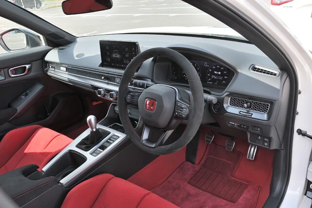 インテリアは、赤の専用スポーツシートと、アルカンターラ巻きのステアリングホイールが目を引く