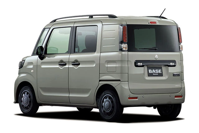 ベースとなるスペーシアとの大きな違いはフロントグリルのデザインと、リアのクォーターパネル