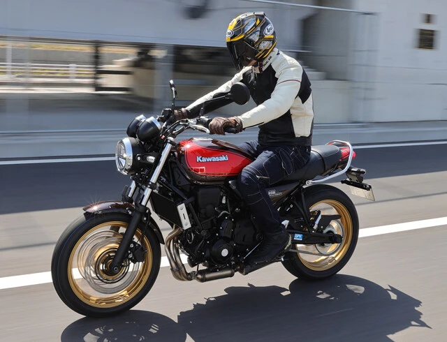 【第2位】カワサキ Z650RS 50th Anniversary わずかに跳ね上がるダックテールスタイルのシートカウルなどレトロモダンなスタイルがファンの心を刺激した。価格110万円