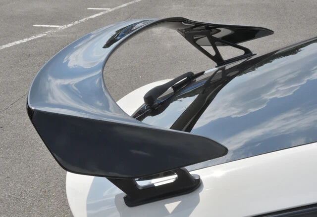 リアスポイラーはグロスブラック仕上げ。ボディは剛性を強化しながら軽量化も追求