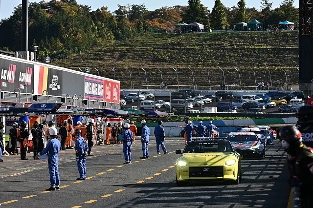 ニッサン陣営としては唯一残念なのは、せっかくスーパーGTでタイトルを獲得したZを販売促進のプロモーションに使えないことだろう。市販車のフェアレディZはあまりの人気ぶりに受注停止となっており、再開の目途はたっていない。写真／GTA