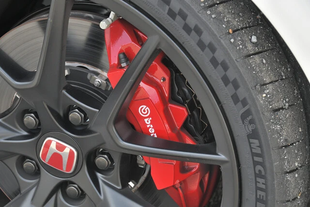 ブレンボ社製のフロントアルミ対向モノブロック4ポットキャリパーを標準で備える