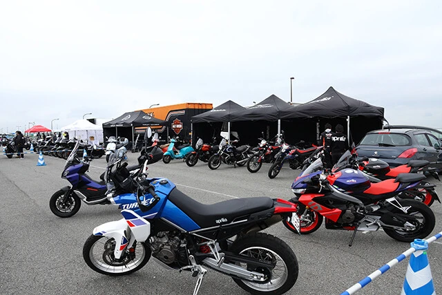 海外ブランドの最新バイクが「大磯ロングビーチ」の駐車場に大集結! 青木氏が一気乗りした