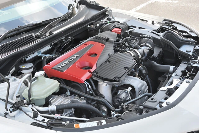 2リットルの直噴VTECターボの最高出力は330PS。新型はエンジン全体の冷却性能も高めた