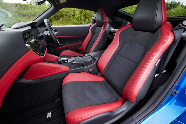 NISMOの開発ノウハウを盛り込んだシートは、優れたホールド性を実現。シートポジションは従来モデルと同じだ