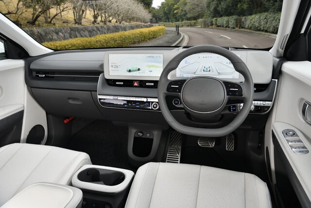 12.3インチのディスプレイが2枚並ぶインパネは、最新のデジタルガジェットのよう。機能面も最先端だ