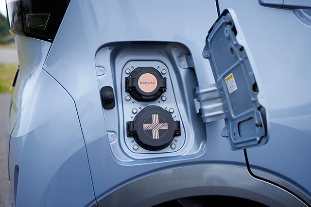 上が普通充電、下が急速充電のポート。右側のリアフェンダー上部に設けられている