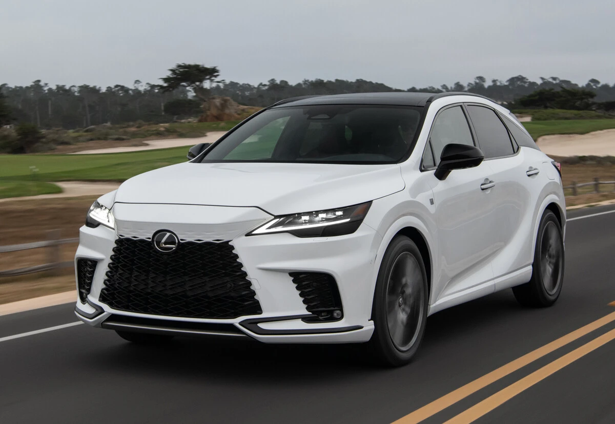 レクサス RX 今年6月1日に初公開されて大きな話題を呼んだ5代目となる、レクサス自慢のSUV「RX」。新型は4種類のパワーユニットを用意している