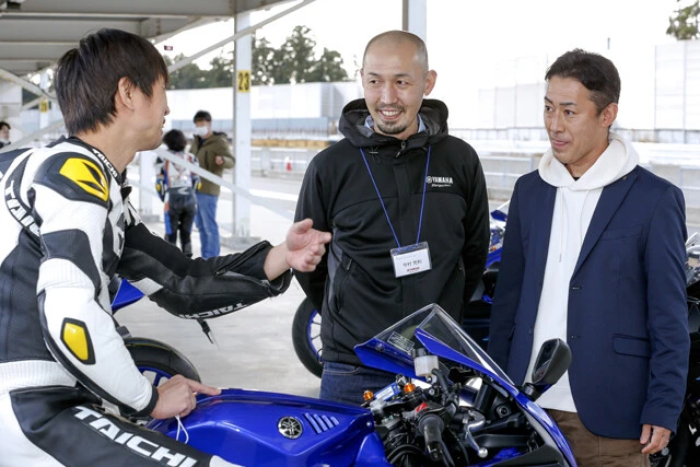 サーキット試乗を終えた青木氏（左）は、すぐにヤマハの開発陣と意見交換