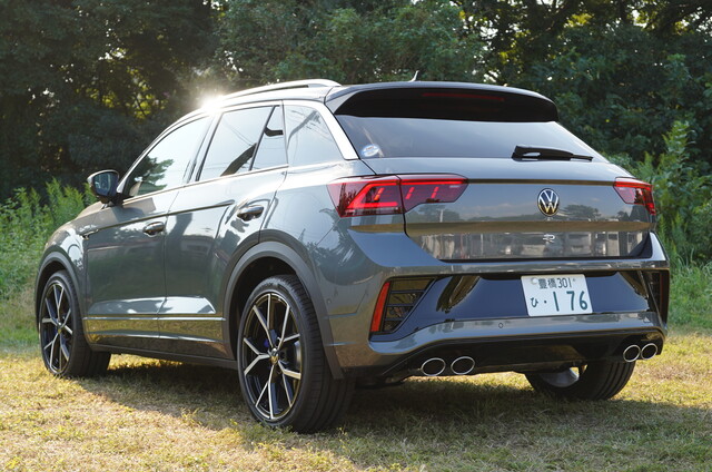 TロックRは、リアサスが4リンクとなる。19インチアルミホイールはR専用の装備だ