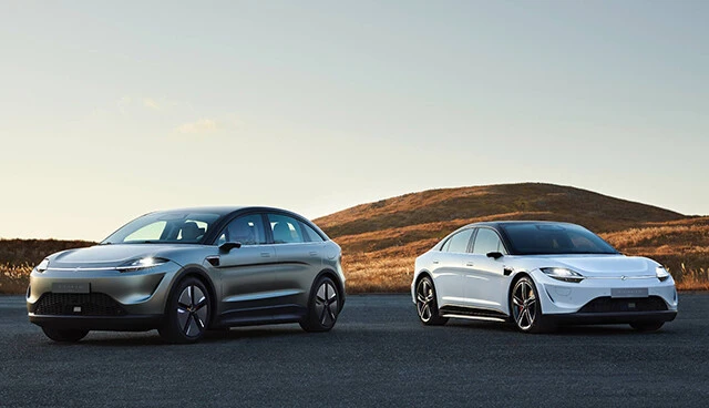 左が今年１月、アメリカのラスベガスで開催された家電見本市「ＣＥＳ２０２２」で公開されたＶＩＳＩＯＮ‐Ｓ０２。右のセダンタイプが２年前に登場して話題を集めたＶＩＳＩＯＮ‐Ｓ０１