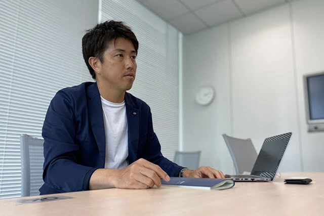 日産で充電インフラを担当するビジネスパートナーシップ推進部主担の河田亮氏。電機メーカーから２０１８年に日産へ転職