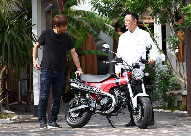 新型ダックス125の開発責任者を務めたのは、本田技研工業ものづくり統括部完成車統括課の八木 崇氏(右)。青木氏(左)の質問攻撃にも笑顔で対応してくれた