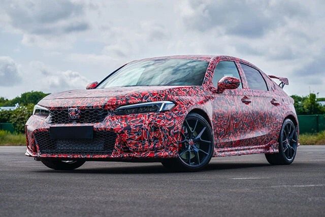 「ホンダ　次期シビックタイプＲ」昨年１０月、米国ホンダは新型「シビックタイプＲ」を公開。赤いカモフラージュに包まれているプロトタイプではあるが、ベースは新型シビックで確定だろう