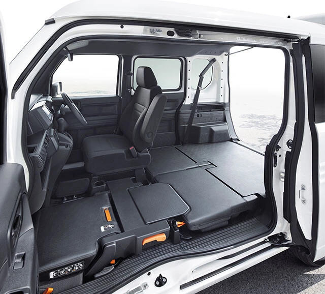 後席はもちろん、助手席も格納すると奥行きは2635㎜に。125㏄のオフロードバイクも積載できる