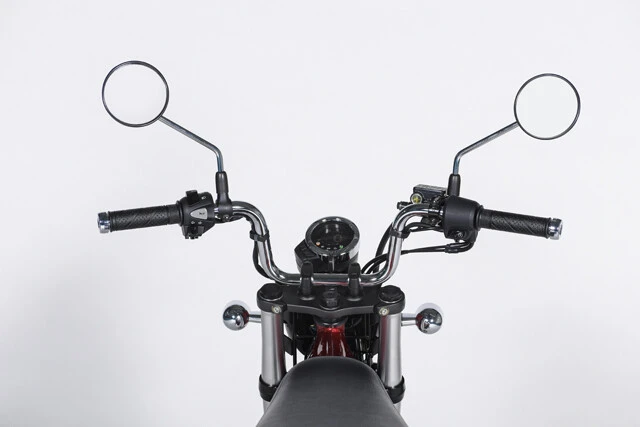 初代は前後10インチだった足回りが新型は12インチに大径化し、車体も大きくなった。乗車姿勢はゆったり