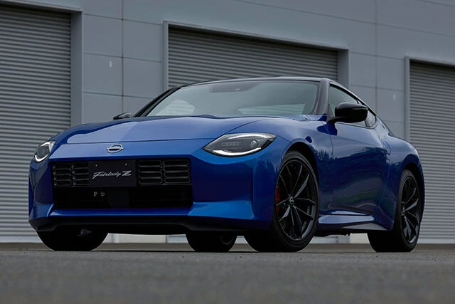 日産「フェアレディZ」価格:524万1500~696万6300円、ボディサイズ:全長4380㎜×全幅1845㎜×全高1315㎜、ホイルベース:2550㎜。新型フェアレディZのデザインには、歴代モデルへのオマージュが詰まっている。カッコよさは文句なし!