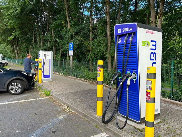 ドイツ・アウトバーンのパーキングエリアに設置された最大出力300kWの充電スタンド。今後は電気料金の急騰も