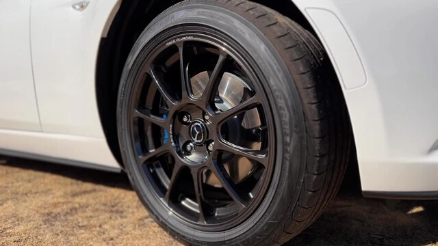 ９９０ＳのベースグレードになっているＳの標準装着品よりも、ホイールは一本当たり８００ｇも軽量化されている