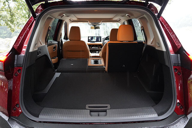 ラゲッジは5人乗車時で575Lを確保。100VのAC電源も装備。3列シート仕様も設定