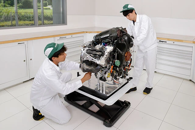 Ｆ１のパワーユニットのメンテナンス作業