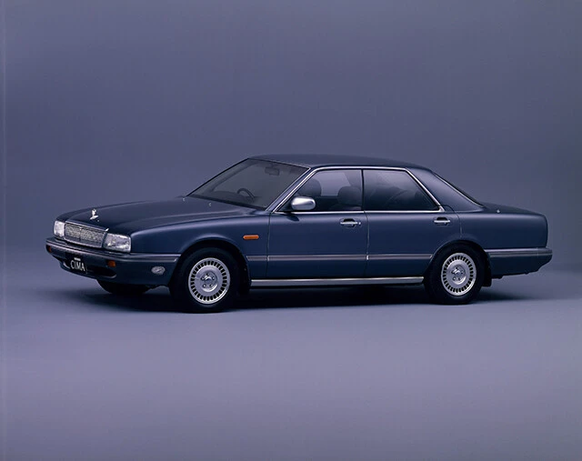 初代シーマはバブル期の１９８８年にデビュー。価格は４００万円以上と、けっこうなお値段にもかかわらず、年間３万台を販売し、大きな話題を集めた