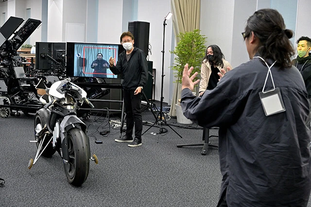 呼べば勝手に来る。AIによる画像認識により、マシンが人間を認識し、そのジェスチャーによって対応を変える