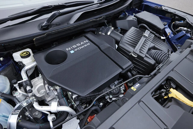 1.5リットル3気筒のVCターボエンジンは、106kW(144PS)と250Nmを発揮。その静粛性の高さは驚異的なレベルだ